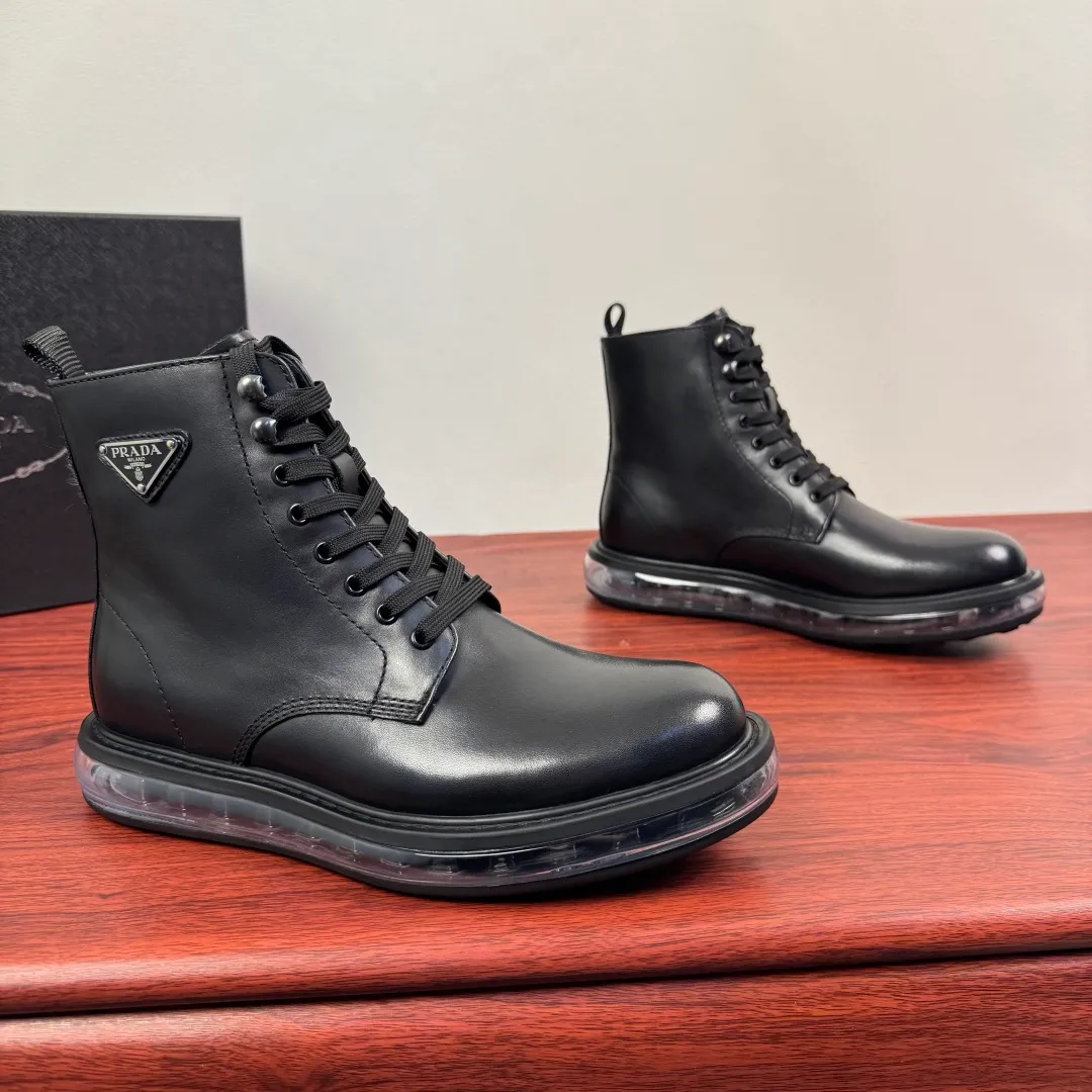 Batch 1020 Prada/Prada classic men's high-top air-cushion casual leather shoes, business formal leather shoes! Exclusive new air-cushion short boots for autumn and winter. Made in Guangdong, please pay attention to the details and pursue high quality. Italian original open-edge bead/matte calfskin styles are available. Low-key luxury, geometric tailoring, motorcycle imported from Germany, precision stitching, simple glossy surface, classic European and American style, clear water chestnuts, extended lace-up upper to better fit the shape of the foot, classic silver metal triangle logo details on the side, simple glossy surface, standard formal wear, full calfskin interior, exclusive gold label foot pads from P family, heel webbing heel, upper foot is stable and comfortable, original ultra-soft air cushion outsole, silver label PRADA letter logo decoration on the heel, rubber bottom layer wrapping, high comfort Excellent anti-slip performance, stitching technology, no slipping off the sole, more durable, 3.5CM thick sole, more adaptable, can enter and exit various occasions, fine workmanship, clear edges and corners of the shoe shape, perfect as a work of art, quality assurance, complete package! Size: 38-39-40-41-42-43-44 Leather shoe size Item number: 2TG242 Cowhide